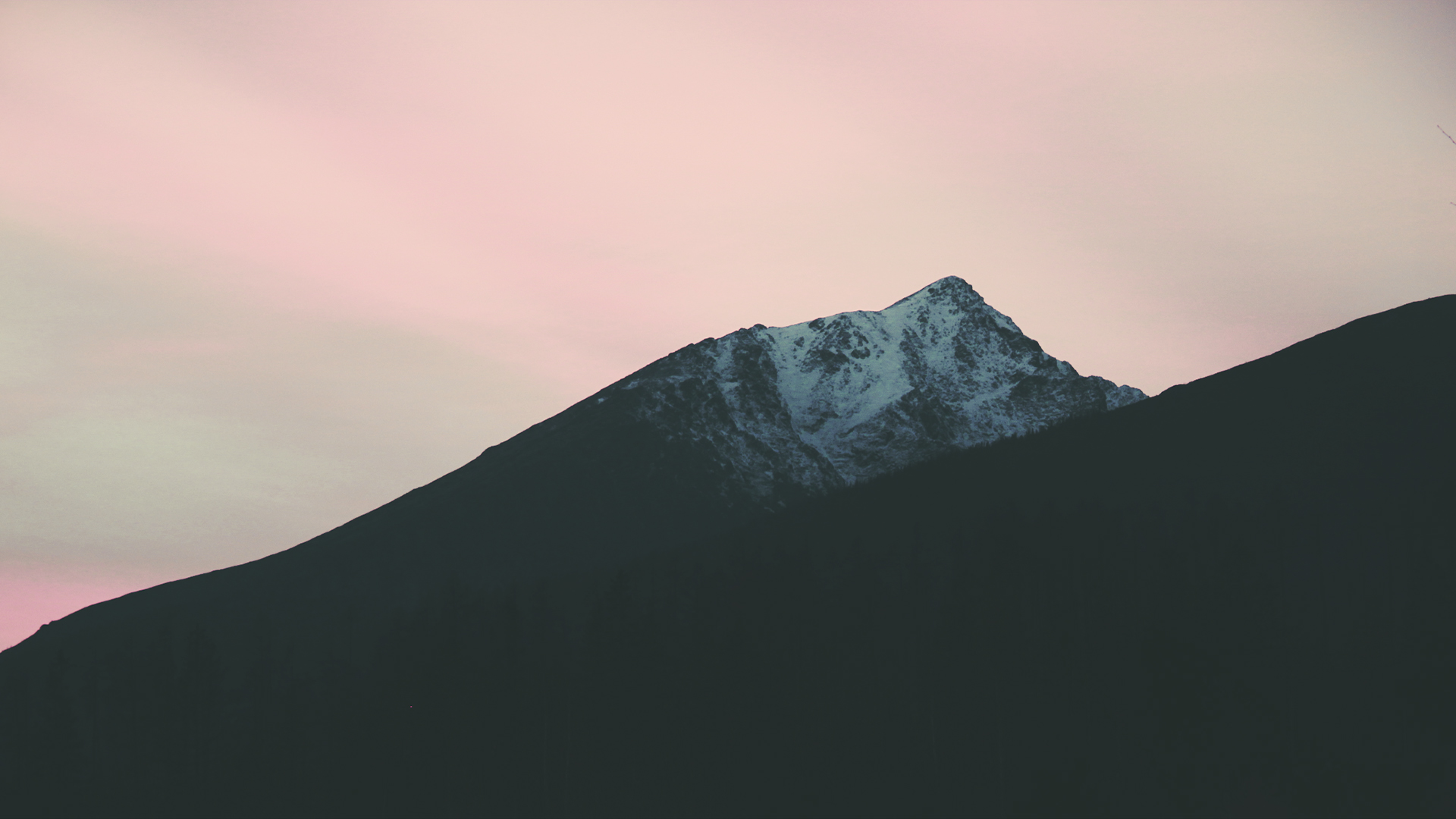 a_mountain_with_snow_on_top_01.jpg